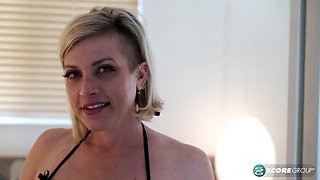 Katlynn Spreads Her Ass