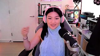 Brunette Couch Webcam Solo Fun Masturbating
