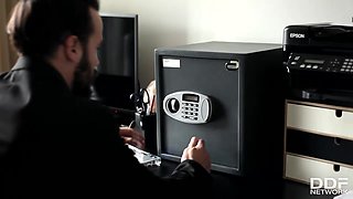 VIP Distraction: Hot Babe Blows Boyfriend's Cock On Beach