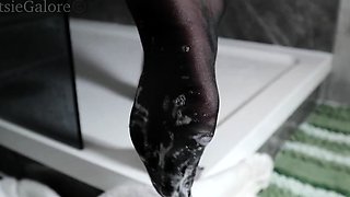 Horny amateur girls with a foot fetish play along