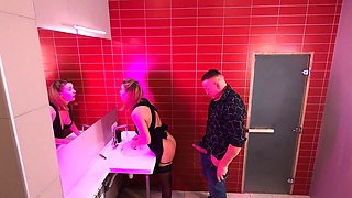 WEBCAM IN THE PUBLIC TOILETTE IN THE NIGHT BAR : BOINKING STRANGERS