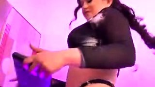 Big boob brunette masturbates on webcam