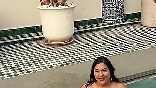 BBW Twerking in Pool Splashing Water with Huge Ass. Wet Fat Booty Clapping Outdoor