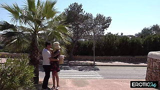 Spontaneous Fuck on the Side of the Road Hungry MILF Gives It Her All