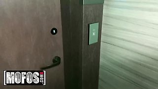 Big-titted Latina Autumn Falls sucks cock