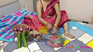 Xxx Bhojpuri Bhabhi, While Selling Vegetables, Showing Off Her Fat Nipples, Got Chuckled By The Customer!