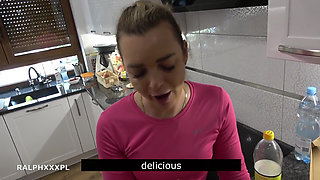 Hot Wife Sucked Pizza Delivery Guy to Get His Sauce on Pizza