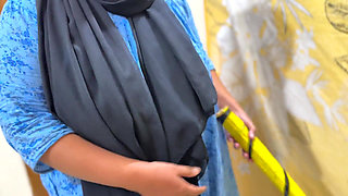 Huge Hanging Milky Tits & Ass Hot Indonesia Muslim Aunty Clean My Room & Try to Seduce Me for Sex