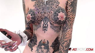 Tattooed hottie Amber Luke rides a tremor