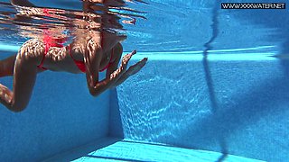 Sexy tanned babe in bikini Mary Kalisy shows spectacular underwater striptease