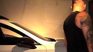 Mechanic porks black-haired mummy in car, super-hot latina