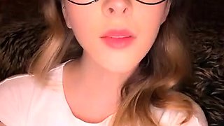 Webcam skinny brunette plays her squirt pussy