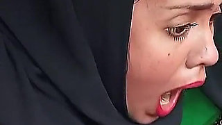 Indian Woman Wearing Hijab Had Sex in Car