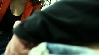 Mulher experiente faz boquete em um desconhecido na sala de