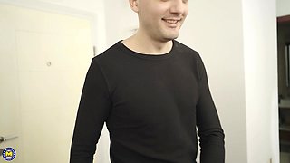 Cougar Dirty Priscilla Seduces The Delivery Guy For Hot Sex