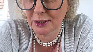 Mature blonde granny loves to masturbate her puss