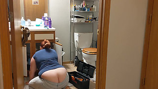 Female plumber's buttcrack