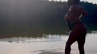 EBONY COUGAR TWERKING ON THE BEACH IN A SWIMSUIT