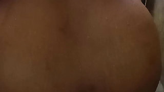 I secretly took a video of my girlfriend taking a bath in the bathroom. She's so beautiful.