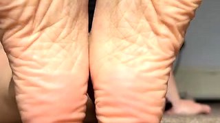 Amateur Foot Fetish Girlfriend Sucks and gives a Footjob