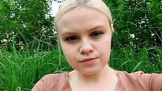 A_beautiful_girl_masturbates_in_nature