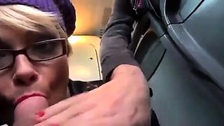 Deutsche Amateure geben Gruppen-Blowjob im Bus