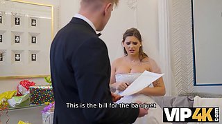 VIP4K. The bride spreads her legs in front of the wedding manager