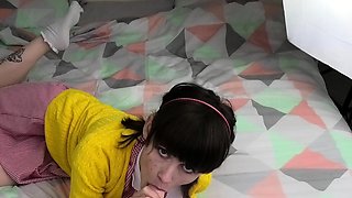 Cute amateur teen girl toying her pussy in bed on cam