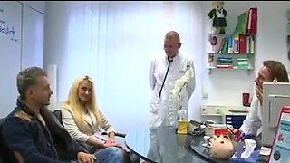 Moglie con dottori il cornuto aspetta - Wife and Doctors