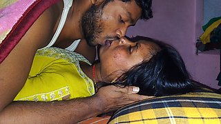 Desi Hot Wife Ki Chut Marli Raat Mein Bohat Maza Aaya