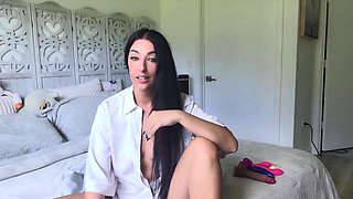 Seductive Babe Explores Her Urges