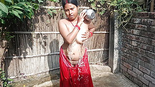 Village sister-in-law sucked land while bathing