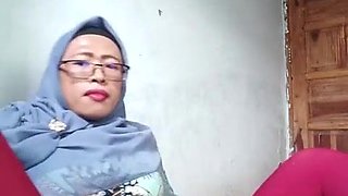 Hijab T-girl Is Drilled By Machine Faux-cock