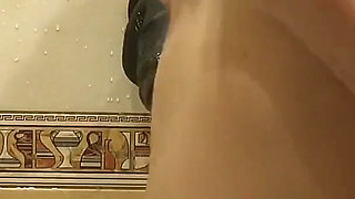 I Play Whith Big Black Dildo and Piss in Bath