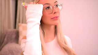Babe Next Door Finger Fucks Her Hole