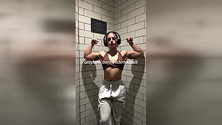 18yo TikTok Live Stretching Mishap: Full Pussy Reveal!