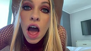 Sexy Slut Gives A Big Cock A Blowjob In The Car