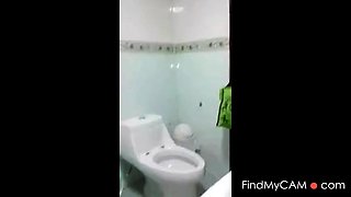 Indian Girl Masturbates on Webcam After Bath