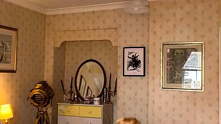 Amateur Latina Milf Masturbates on Cam