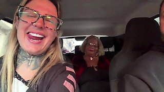 Chamamos a senhora de 63 anos que estava na buscando aposentadoria!Ela aceitou a foder gostoso vovó safada e fogosa soltou leite pelos seus peitos e ficou toda molhada