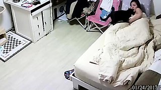 Cute amateur teen babe toying her tight ass in bed on cam