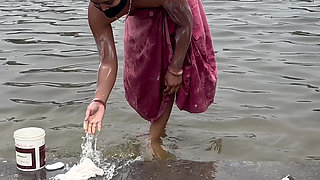 Desi Bhabhi Gaon Ki Talab Par Nahane Gayi   Devar Ke Saath Outdoor Sex Video Full Hindi Audio Viral Video