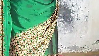 desi bhabhi saree me chudwane ke liye taiyar thi