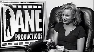 Whore blonde blowing cock in car