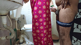 Bhabhi Ko Bathroom Me Jakar Toilet Karte Samay Choda