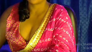 Bhabhi Showing Her Cloth Under Boobs Willingly