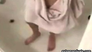 My stepdaughter enjoys water jet at her pussy