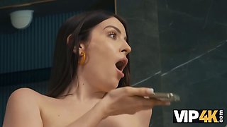 Vip4k. stunning dark haired just wanted to help, but..