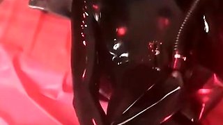 Amateur cd in latex masturbating dildoing