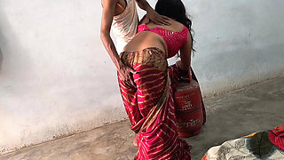 Pados Wali Bhabhi Ko Gas Cylinder Lagane Ke Bahane Ghar Me Ghodi Banaa K Choda Aur Sadka Muh Pe Nikaal Diya